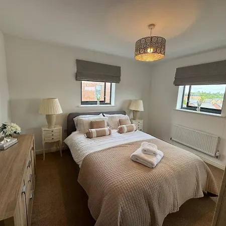 Uxbridge-Modern 2 Bed Apt With Lift & Parking